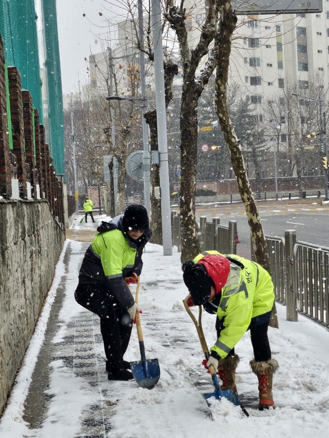 연수구 동춘2동 행정복지센터는 우리 동네 눈꽃봉사단과 함께 강설로 인한 겨울철 안전사고를 예방하기 위한 제설 작업을 진행했다고 3일 밝혔다